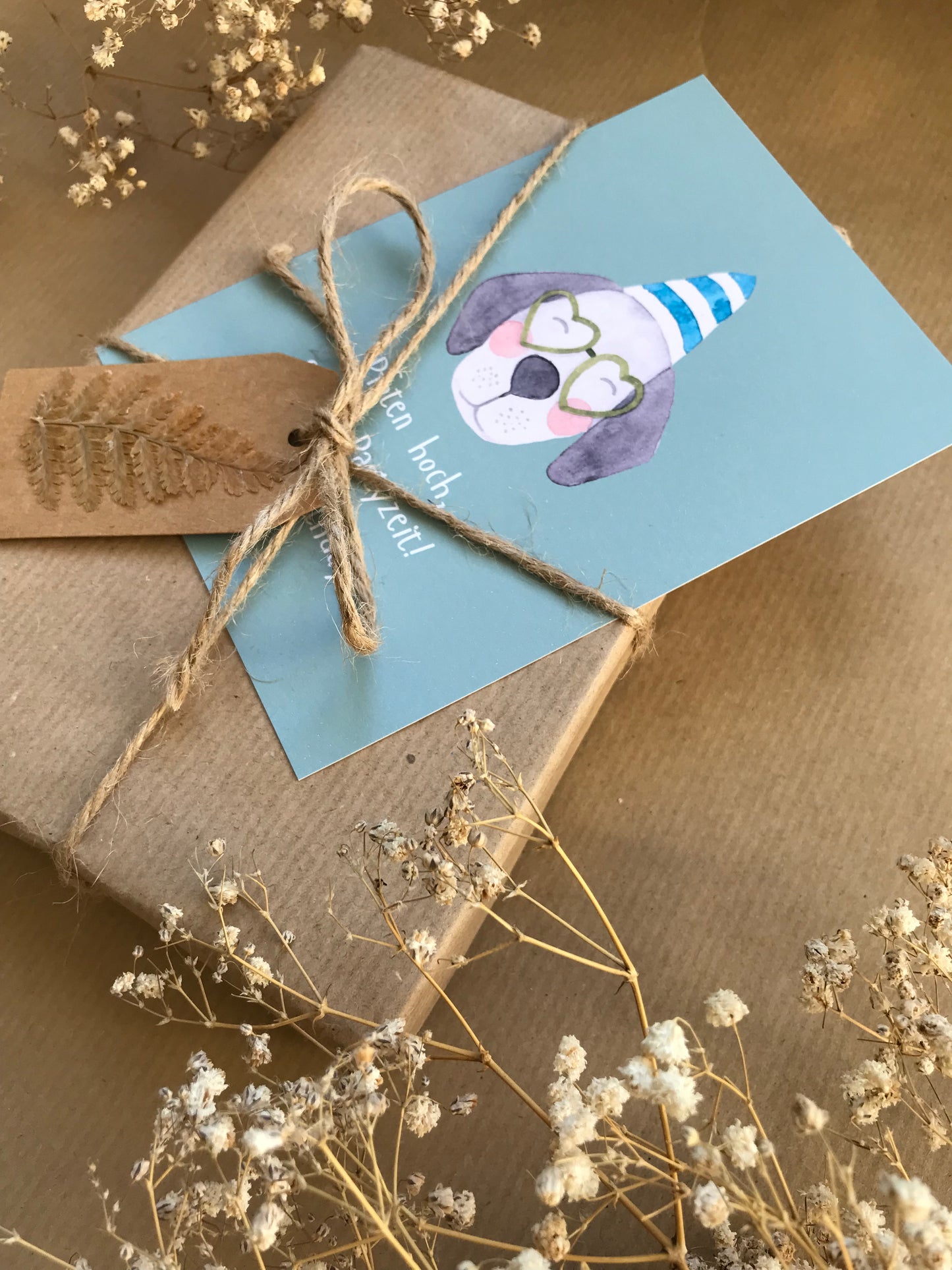 Postkarte „Pfoten hoch, es ist Partyzeit!“
